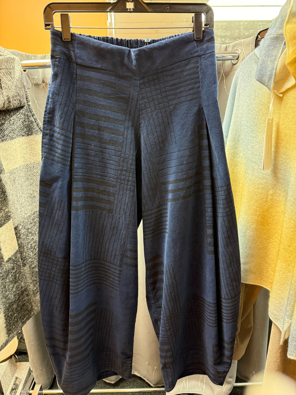 New F/W 26/27  Blueberry Italia pants 9428 navy/black print